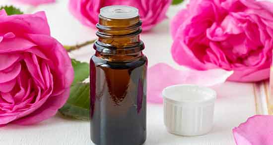 گلاب از چند ماهگی به نوزاد بدهیم ؛ خواص و مضرات دادن گلاب به نوزاد