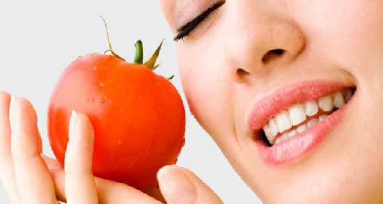 خواص آب گوجه فرنگی روی پوست ؛ درمان مشکلات پوستی با مصرف آب گوجه فرنگی