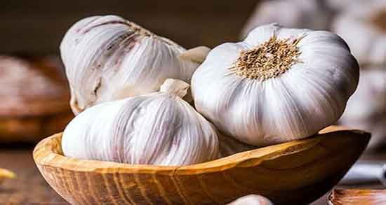 سفیدی دندان با سیر ؛ فواید استفاده از سیر برای درمان عفونت دندان