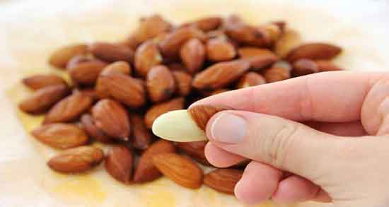 طرز پوست کندن بادام کوهی ؛ نحوه صحیح جدا کردن پوست بادام کوهی