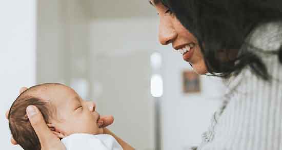 فواید شیر مادر برای نوزادان و شیر مادر به عنوان مقوی ترین تغذیه برای نوزاد فواید شیر مادر برای نوزادان ؛ شیر مادر به عنوان مقوی ترین تغذیه برای نوزاد