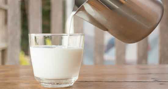 فواید شیر گرم در شب ؛ از بین بردن اضطراب قبل از خواب با مصرف شیر گرم