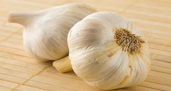 مضرات نگهداری سیر در روغن زیتون ؛ ایا سیر در روغن زیتون برای بدن مضره