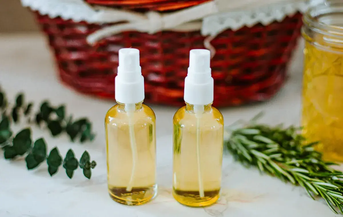 طرز تهیه اسپری رزماری برای مو در خانه؛ نحوه استفاده و فواید برای مو