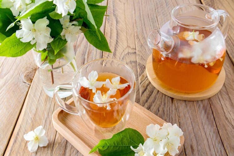 دمنوش برای پریود و تأثیر آن بر دردهای قاعدگی (معرفی ۱۸ دمنوش مفید)