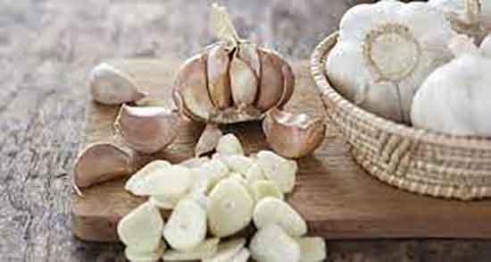 آب سیر در گوش ؛ عوارض ریختن اب سیر تازه در گوش نوزادان چیست