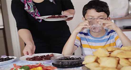 آب قند برای یبوست نوزاد ؛ ایا دادن اب قند به نوزادان باعث یبوست میشود