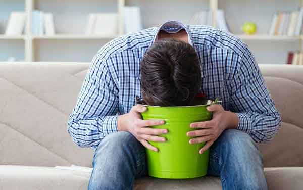 تعبیر خواب استفراغ پدر مرده + معنی استفراغ کردن پدر مرده در خواب های ما چیست