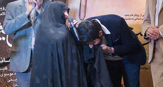 تعبیر خواب بوسیدن مادر توسط فرزند ، معنی بوسیدن دست و پای مادر در خواب چیست