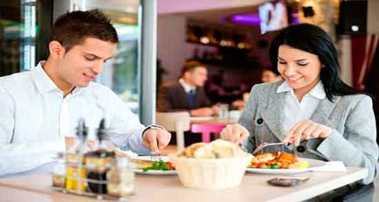 تعبیر خواب غذا خوردن با معشوق ، غذا دادن به عشقم در رستوران و صبحانه خوردن