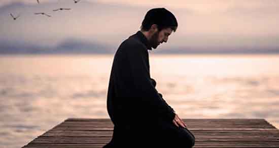 تعبیر خواب نماز خواندن شخص دیگر و دیگران در خانه و پشت به قبله بدون چادر