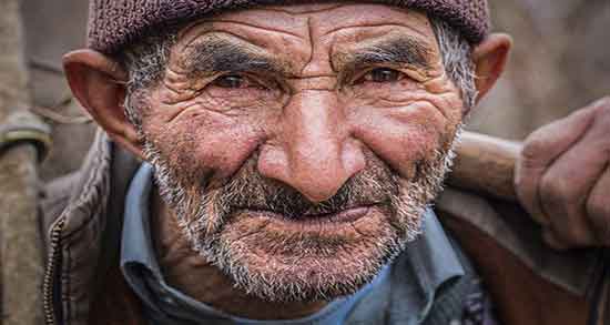 تعبیر خواب پیرمرد غریبه ، مزاحم و ناشناس و مرد غریبه در خواب زن و مو سفید