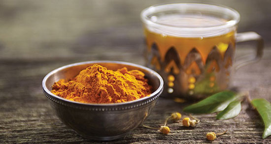 خواص دمنوش زردچوبه ناشتا ؛ خوردن زردچوبه با اب گرم ناشتا برای لاغری