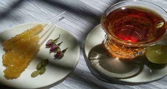 خواص چای هل و گلاب ؛ فواید مصرف دمنوش هل و دارچین و زنجبیل