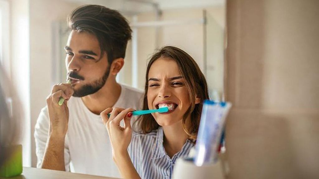 روزی چند بار مسواک زدن کافی است؟ بهترین زمان مسواک زدن