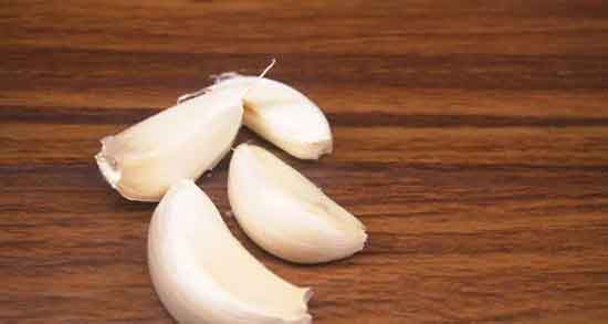 سیر را با چه چیزی نخوریم ؛ ایا نباید سیر و پیاز خام را با هم مصرف کرد