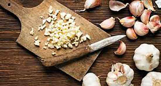 طریقه گرفتن آب سیر ؛ روش استفاده از اب سیر برای تقویت ریشه مو