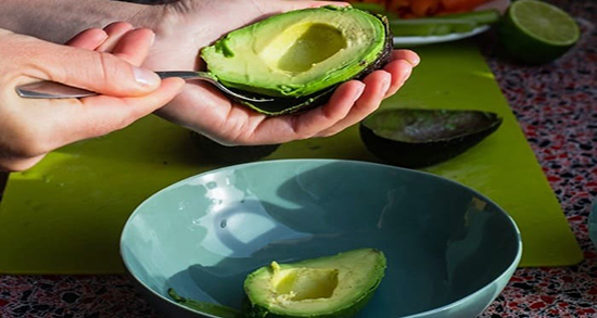 ماسک آووکادو برای دور چشم ؛ فواید ماسک آووکادو برای تیرگی دور چشم