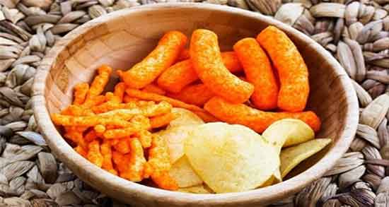 مضرات پفک برای کودکان ؛ ایا خوردن پفک برای رشد اطفال مضر است