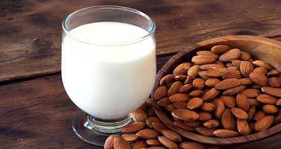 خاصیت شیر بادام و عسل ؛ خوردن شیر بادام و عسل برای بارداری مفیده