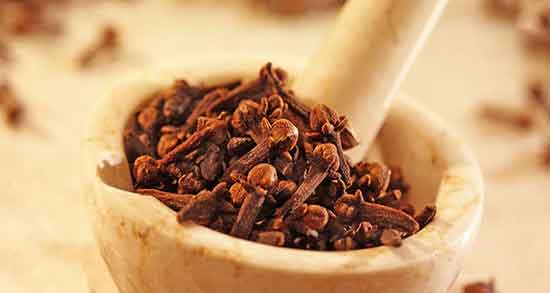 خواص روغن میخک برای پا درد ؛ خواص روغن میخک مالشی برای عضله
