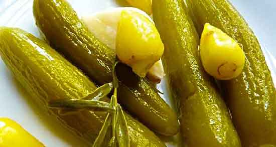 خیار شور در بارداری ؛ خواص و مضرات خوردن خیار شور در دوران بارداری