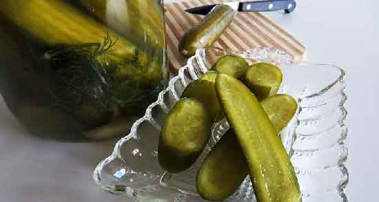 خیار شور و شیردهی ؛ فواید و عوارض مصرف خیار شور در شیردهی