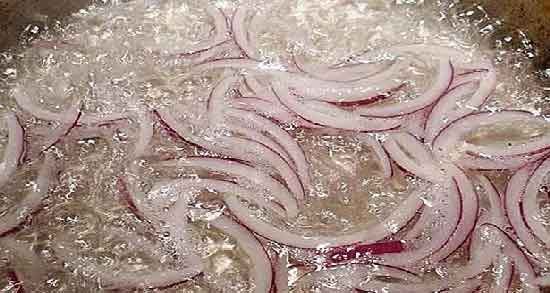 فواید آب پیاز پخته و خاصیت شگفت انگیز آب پیاز پخته شده برای سلامت بدن فواید آب پیاز پخته ؛ خاصیت شگفت انگیز آب پیاز پخته شده برای سلامت بدن