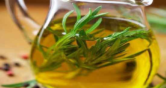 فواید روغن رزماری برای پوست و درمان طبیعی برای پف و سیاهی دور چشم با روغن رزماری فواید روغن رزماری برای پوست ؛ درمان طبیعی برای پف و سیاهی دور چشم با روغن رزماری