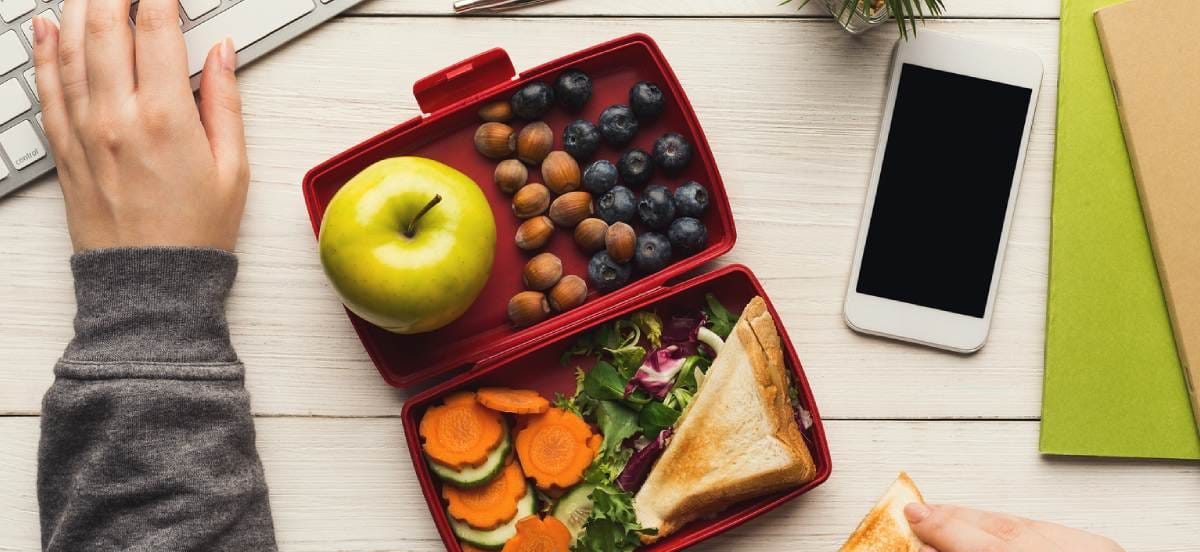 ۹ ترفند ساده تغذیه سالم در محیط کار برای شادابی و نشاط بیشتر بدن