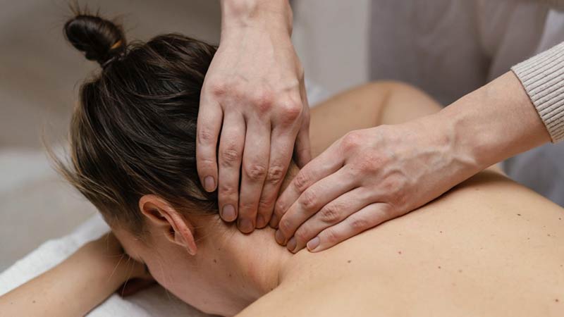 فواید ماساژ گردن؛ انواع ماساژور و نحوه استفاده از آن فواید ماساژ گردن؛ انواع ماساژور و نحوه استفاده از آن