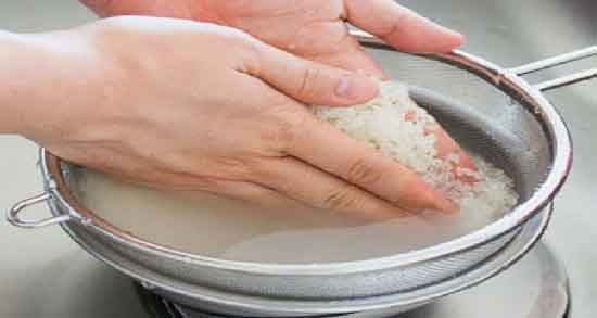 آب برنج و گلاب برای پوست ؛ پاکسازی پوست صورت با ترکیب آب برنج و گلاب