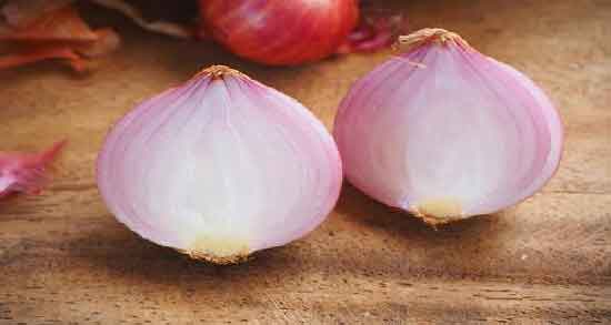 فواید آب پیاز موی سر و خاصیت شگفت انگیز ماسک آب پیاز برای ریزش مو فواید آب پیاز موی سر ؛ خاصیت شگفت انگیز ماسک آب پیاز برای ریزش مو