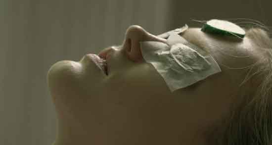 فواید چای کیسه ای برای دور چشم ؛ از بین بردن سیاهی و پف زیر چشم با چای کیسه ای