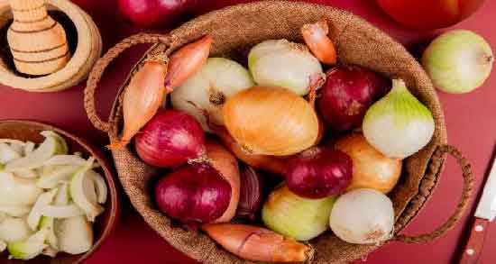 مضرات آب پیاز برای پوست صورت ؛ استفاده از آب پیاز برای چه نوع پوستی ضرر دارد