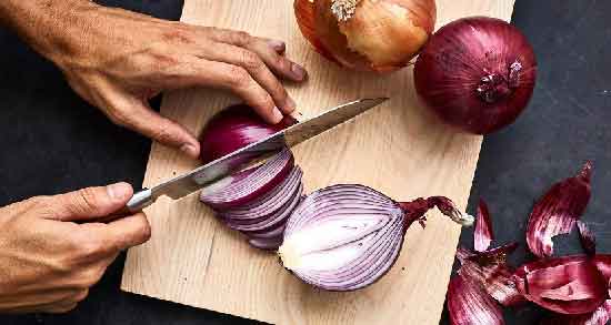 مضرات آب پیاز برای پوست ؛ عوارض استفاده از آب پیاز برای پوست