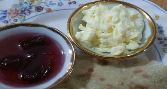 خواص و مضرات سرشیر و بررسی خواص درمانی و عوارض مصرف سرشیر خواص و مضرات سرشیر ؛ بررسی خواص درمانی و عوارض مصرف سرشیر