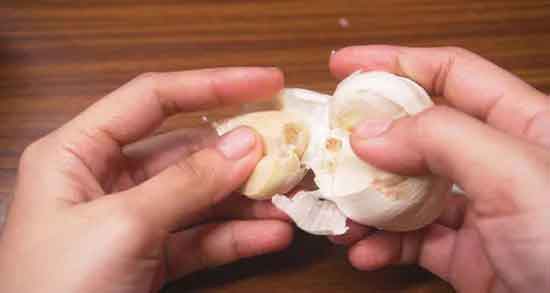 خواص پوست سیر تازه و فواید مصرف خوردن سیر برای پوست صورت خواص پوست سیر تازه ؛ فواید مصرف خوردن سیر برای پوست صورت