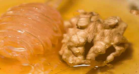 خواص گردو و عسل و معجونی مقوی برای تقویت بدن با گردو و عسل خواص گردو و عسل ؛ معجونی مقوی برای تقویت بدن با گردو و عسل