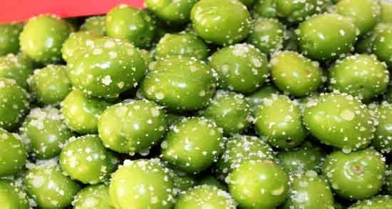 عکس آلوچه سبز با نمک و مجموعه ای از عکس های گوجه سبز با نمک عکس آلوچه سبز با نمک ؛ مجموعه ای از عکس های گوجه سبز با نمک