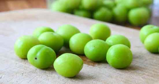 فواید و مضرات آلوچه سبز و آشنایی با خواص و مضرات خوردن آلوچه سبز فواید و مضرات آلوچه سبز ؛ آشنایی با خواص و مضرات خوردن آلوچه سبز