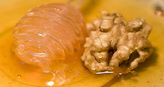 فواید گردو با عسل و یک صبحانه و میان وعده سرشار از انرژی با گردو و عسل فواید گردو با عسل ؛ یک صبحانه و میان وعده سرشار از انرژی با گردو و عسل