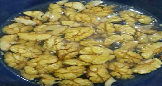 گردو در آب نمک و تاثیر خیساندن گردو در خوشمزه کردن گردو گردو در آب نمک ؛ تاثیر خیساندن گردو در خوشمزه کردن گردو