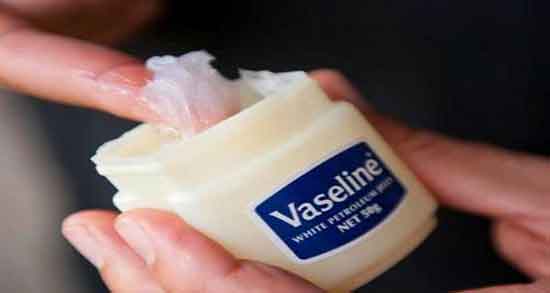 فواید وازلین برای بدن و ایا استفاده از وازلین صورت را سیاه میکند فواید وازلین برای بدن ؛ ایا استفاده از وازلین صورت را سیاه میکند