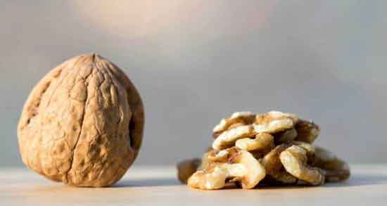 گردو و زخم معده و فواید درمانی خوردن مغز گردو برای درمان زخم معده گردو و زخم معده ؛ فواید درمانی خوردن مغز گردو برای درمان زخم معده